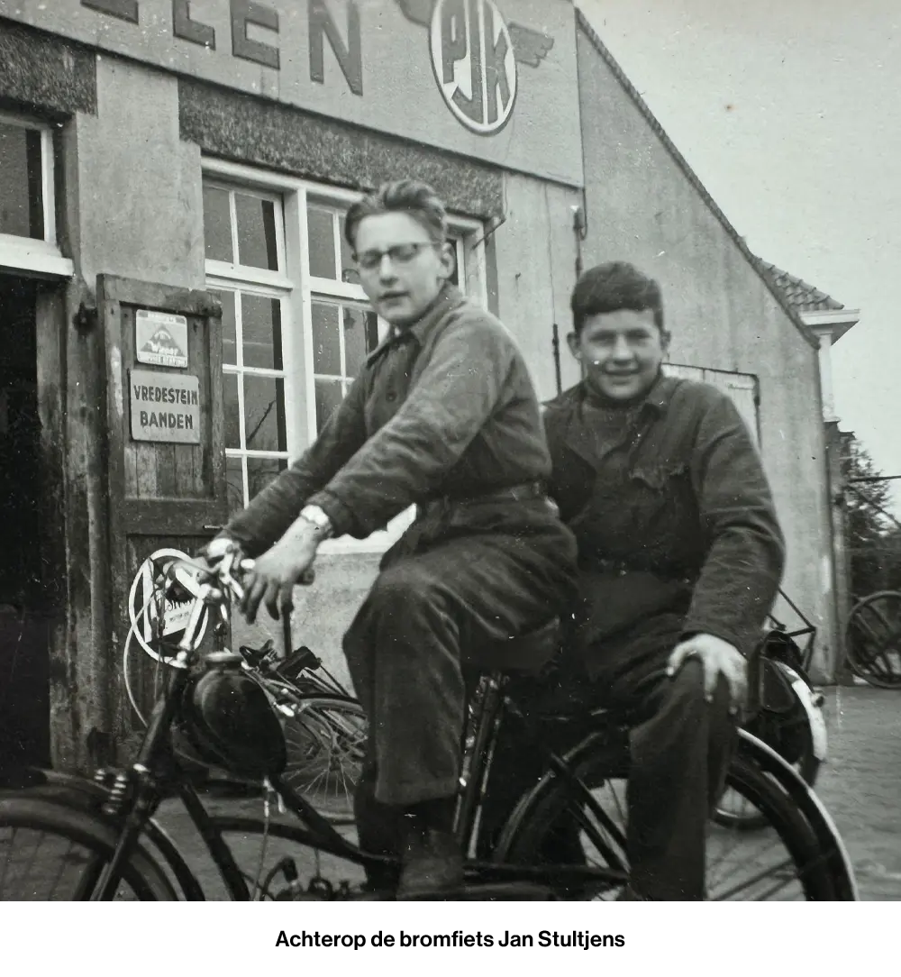 Trommelen Tweewielers historie 3 - Achterop de bromfiets Jan Stultjens